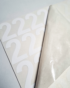 Klistremerkeark med nummer 2 Hvit