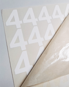 Klistremerkeark med nummer 4 Hvit