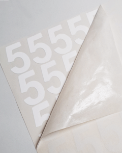 Klistremerkeark med nummer 5 Hvit