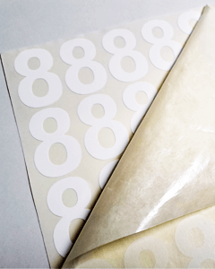 Klistremerkeark med nummer 8 Hvit