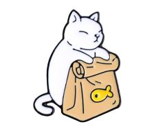 Katt med fisk i pose pin