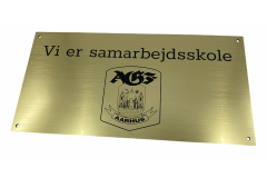 Skilt i imitert metall