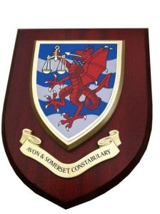 Våpenskjold med mørkt tre