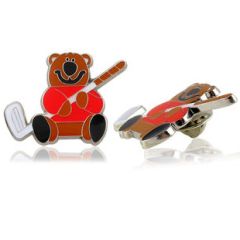 Formstøpt pin i zink. Her i form av en bamse. 